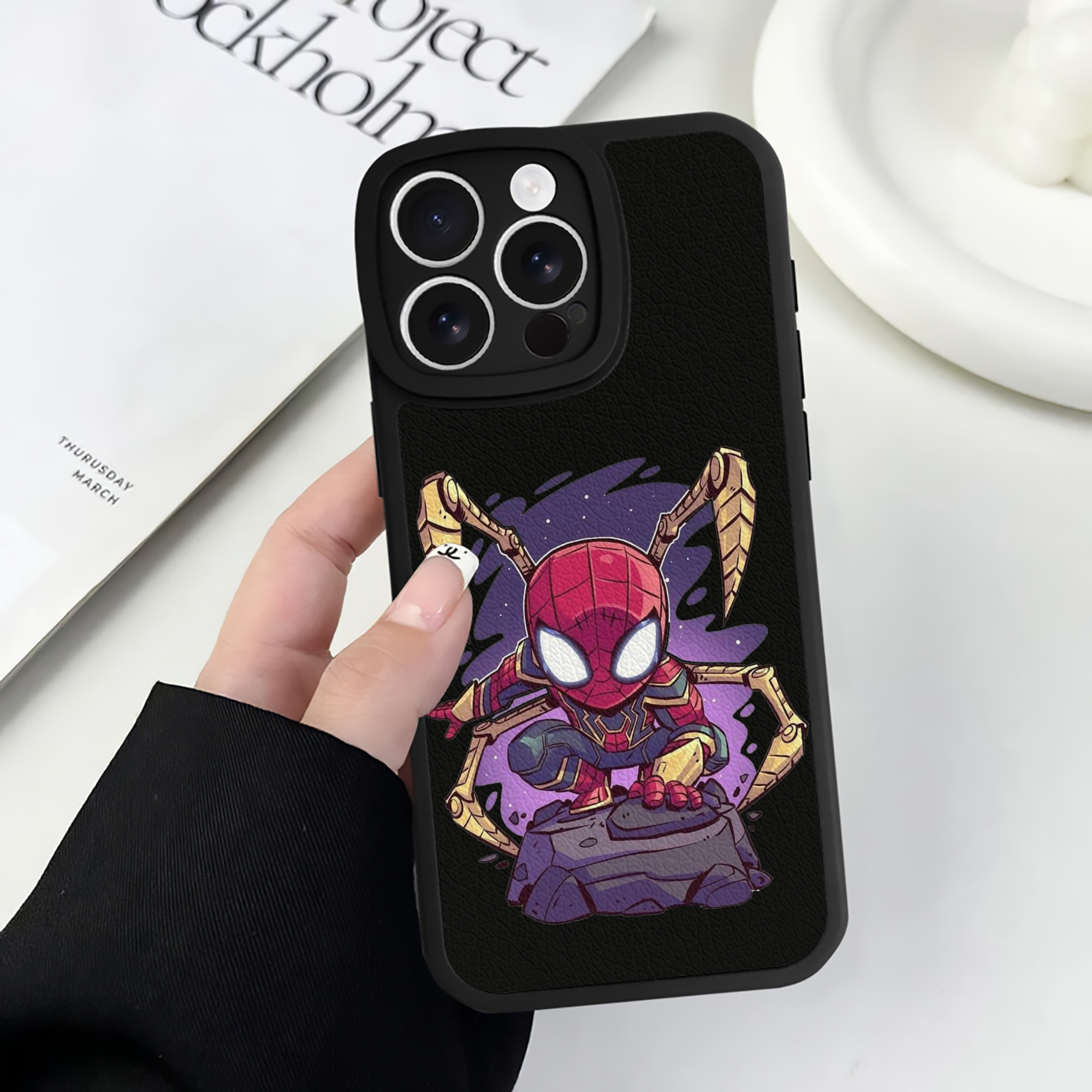 （画像用） アベンジャーズ The Avengers 【iPhone 16シリーズ対応】シリコンスマホケース（レザー調） 材質：シリコン